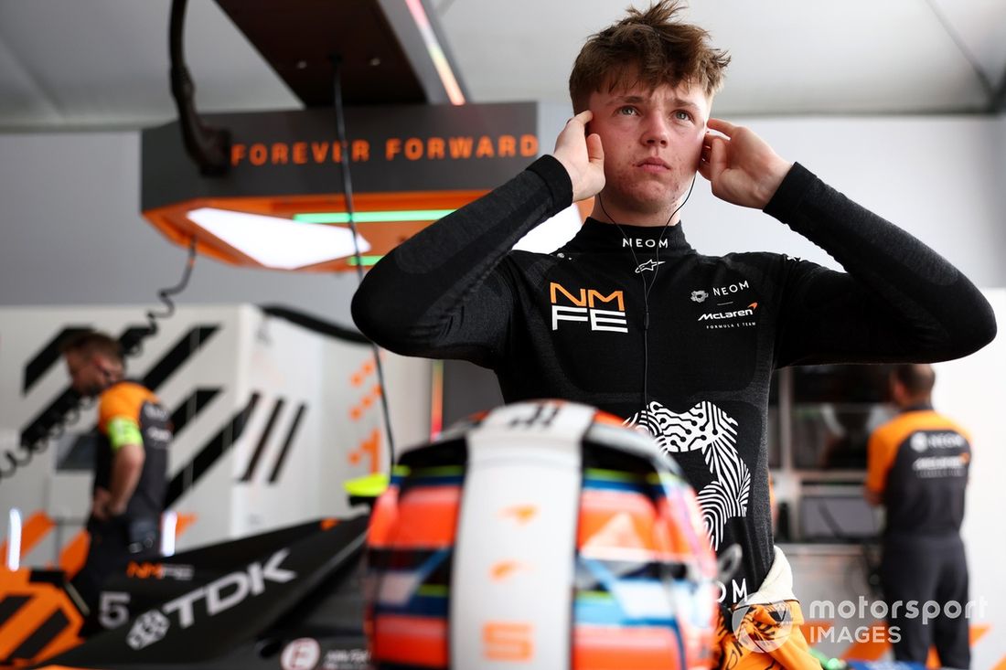 Taylor Barnard, de Gran Bretaña y del equipo NEOM McLaren de Fórmula E, se pone los tapones en el garaje