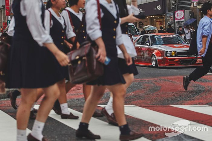 Daniel Ricciardo y Max Verstappen, Red Bull Racing conducen alrededor de Tokio en un coche de Bosozuko