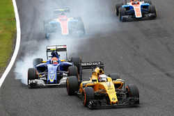 Кевин Магнуссен, Renault Sport F1 Team RS16 и Фелипе Наср, Sauber C35
