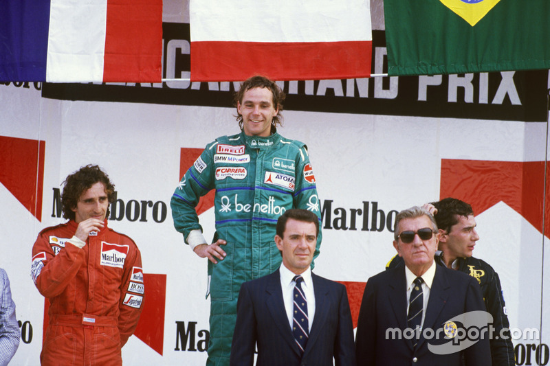 Podio: ganador de la carrera Gerhard Berger, Benetton, segundo lugar Alain Prost, McLaren y tercer l