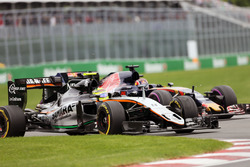Sergio Perez, Sahara Force India F1 VJM09 and Daniil Kvyat, Scuderia Toro Rosso STR11 battle for position