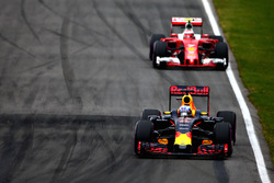 Daniel Ricciardo, Red Bull Racing RB12 precede Kimi Raikkonen, Ferrari SF16-H
