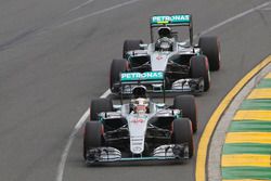 Lewis Hamilton, Mercedes AMG F1 Team W07 devant son équipier Nico Rosberg, Mercedes AMG F1 Team W07