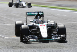 Переможець Льюіс Хемілтон, Mercedes AMG F1 W07 Hybrid, святкує наприкінці гонки