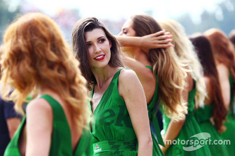 Grid girls alla parata dei piloti