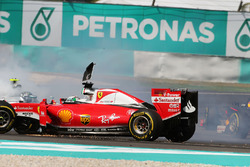 Sebastian Vettel, Ferrari SF16-H y Nico Rosberg, Mercedes AMG F1 W07 Hybrid chocan en el inicio de l