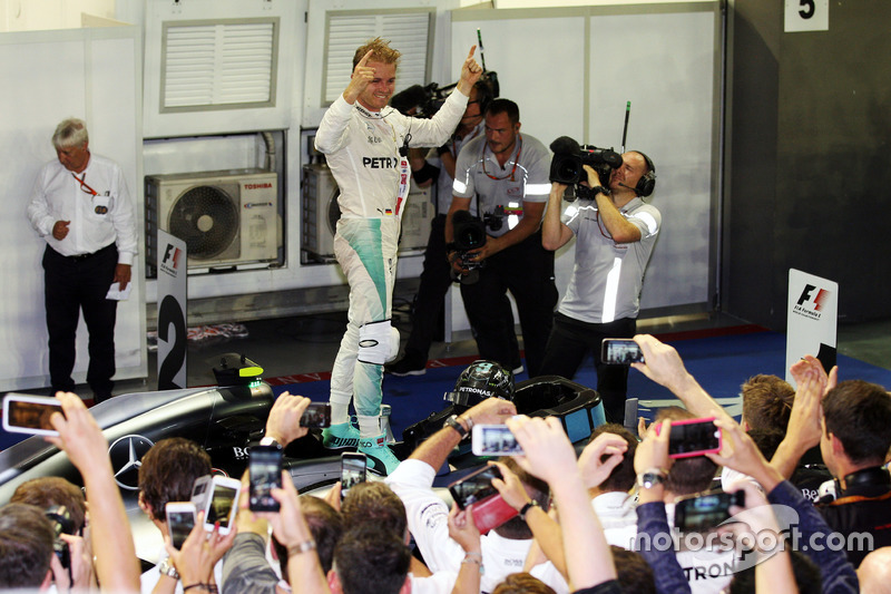 Il vincitore della gara Nico Rosberg, Mercedes AMG F1 festeggia nel parco chiuso