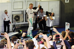Ganador de la carrera Nico Rosberg, Mercedes AMG F1 celebra en parc ferme