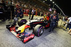 Max Verstappen, Red Bull Racing RB12 en la parrilla