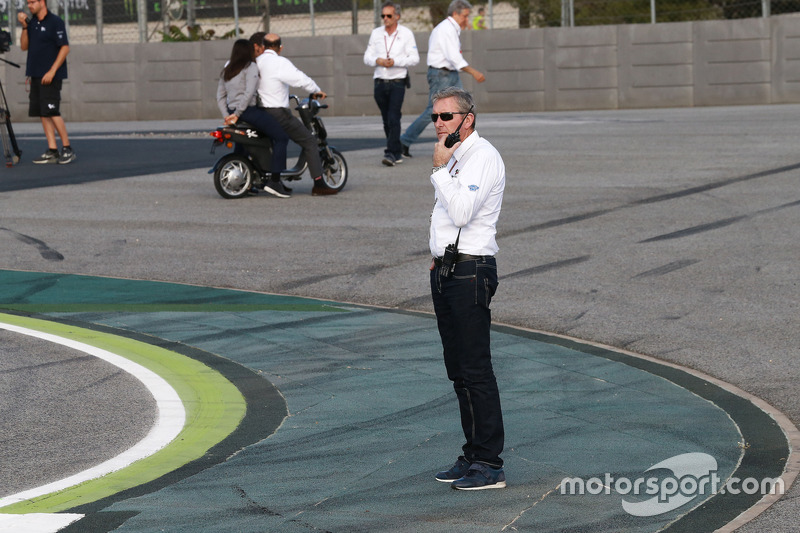 Mike Webb, director de la carrera de MotoGP, en la nueva chicana para reemplazar la curva 12