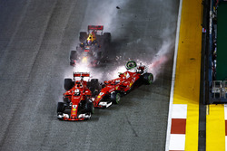 Столкновение на старте : Кими Райкконен, Ferrari SF70H, Макс Ферстаппен, Red Bull Racing RB13, и Себ