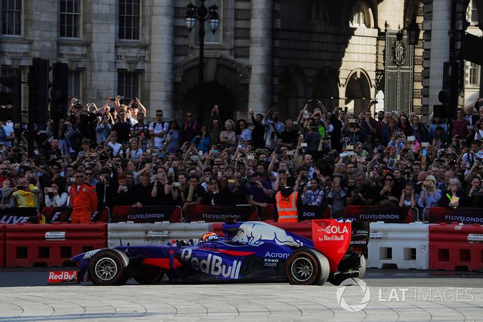 Carlos Sainz, Scuderia Toro Rosso