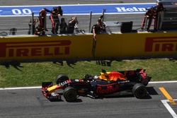 Daniel Ricciardo, Red Bull Racing RB13, überquert die Ziellinie