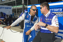 Tony Kanaan, Chip Ganassi Racing Honda parle avec son ingénieur Eric Cowden
