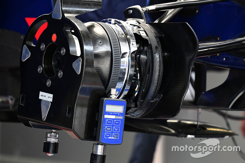 Scuderia Toro Rosso STR12, Vorderradbremse, Detail