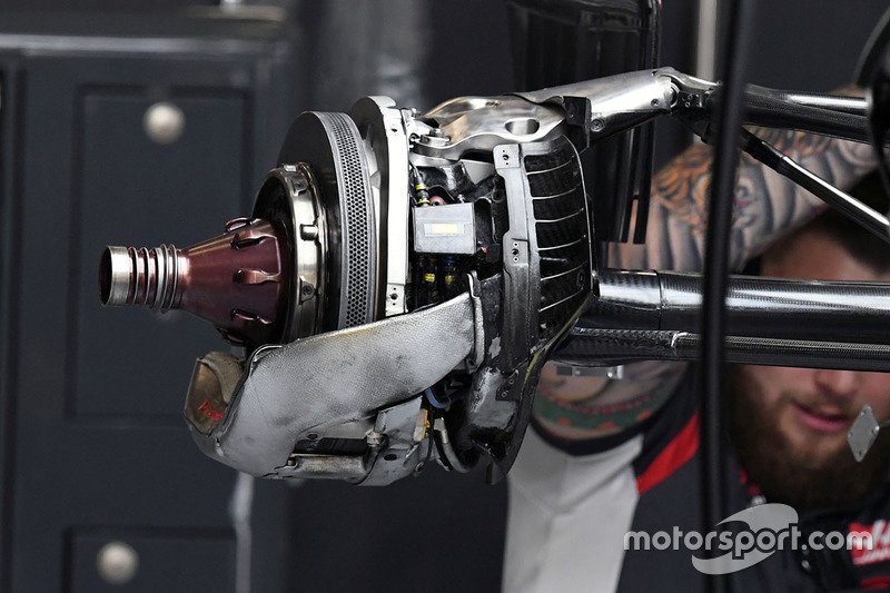 Détail de la roue arrière de la Haas F1 Team VF-17