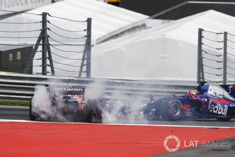 Daniil Kvyat, Scuderia Toro Rosso STR12, ve Fernando Alonso, McLaren MCL32 çarpışıyor