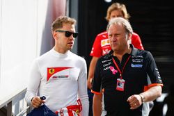 Sebastian Vettel, Ferrari, habla con Bob Fernley, subdirector del equipo Force India
