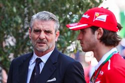 Maurizio Arrivabene, director del equipo Ferrari, Antonio Giovinazzi, piloto de Ferrari de prueba y 