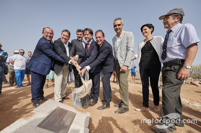 Ceremonia de puesta de la primera piedra