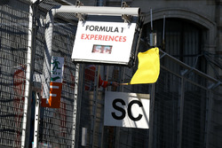 Gele vlag en bord Safety Car