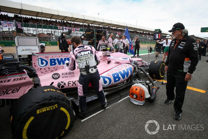 Dr. Vijay Mallya, proprietario del Sahara Force India Formula One Team guarda la monoposto di Esteban Ocon, Sahara Force India VJM10
