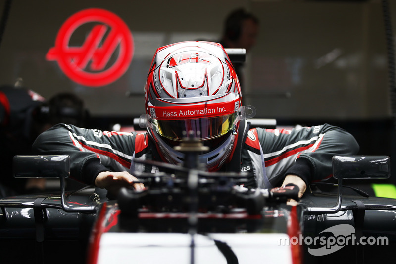 Kevin Magnussen, Haas F1 Team VF-17, rentre dans sa voiture dans le garage