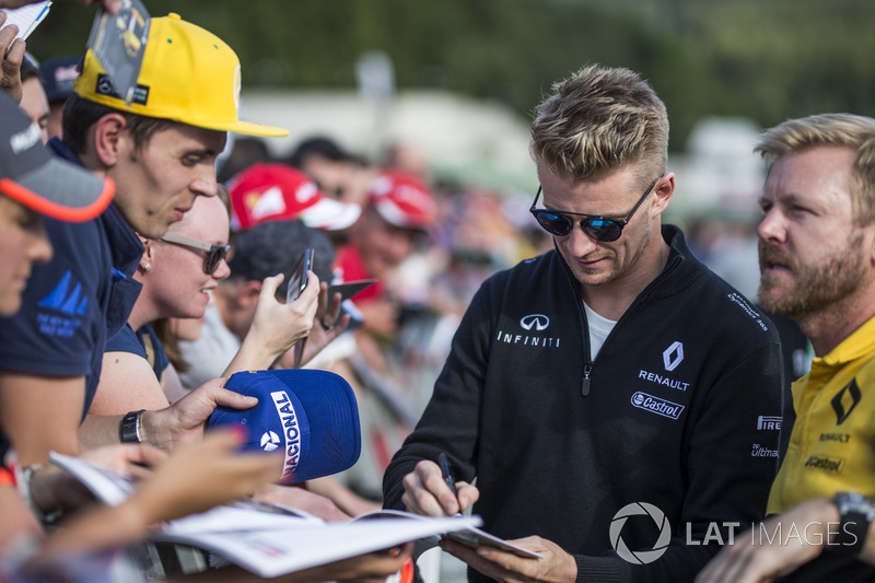 Nico Hulkenberg, Renault Sport F1 Team signs autographs for the fans