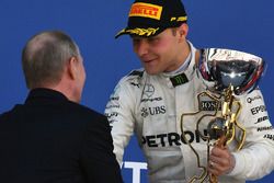 Vladimir Putin, presidente de Rusia, y Valtteri Bottas, Mercedes AMG F1