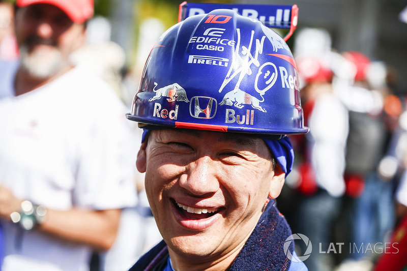 Fã da Scuderia Toro Rosso e seu capacete