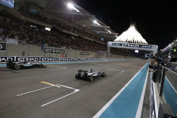 Ganador de la carrera, Mercedes AMG F1 W07 Hybrid cruza la línea de meta al final de la carrera con