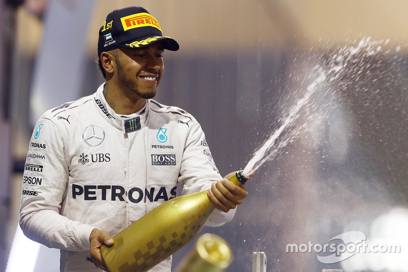 Le vainqueur Lewis Hamilton, Mercedes AMG F1 fête sa victoire