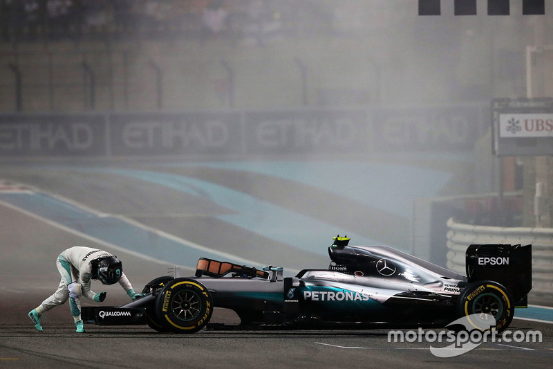 Nico Rosberg, híbrido de Mercedes AMG F1 W07 celebra su segunda posición y Campeonato del mundo al f