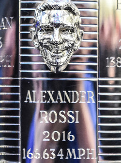 Alexander Rossi mit der Borg-Warner-Trophy für den Sieg beim Indy 500