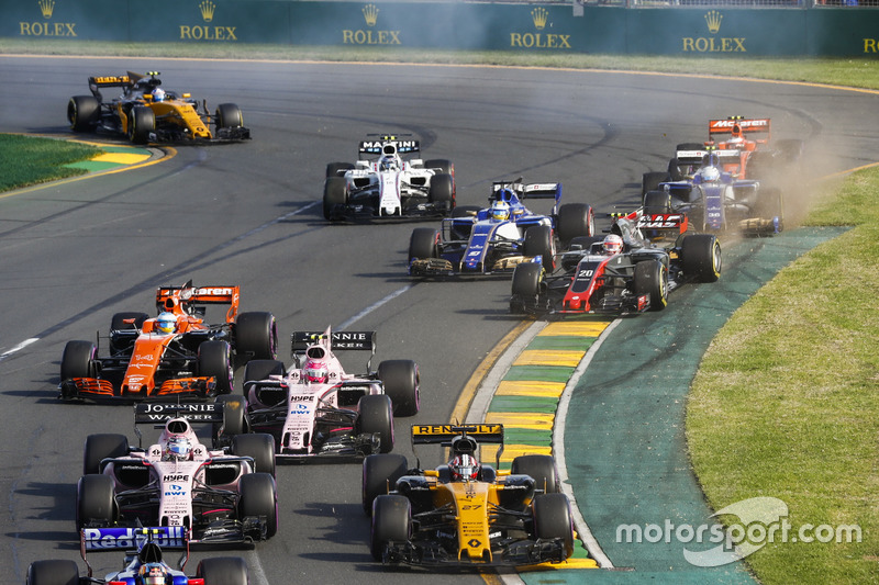 Nico Hulkenberg, Renault Sport F1 Team RS17, leads Sergio Perez, Force India VJM10, Esteban Ocon, Force India VJM10, et Fernando Alonso, McLaren MCL32, pendant que Kevin Magnussen, Haas F1 Team VF-17, et Marcus Ericsson, Sauber C36, se percutent à l'arrière