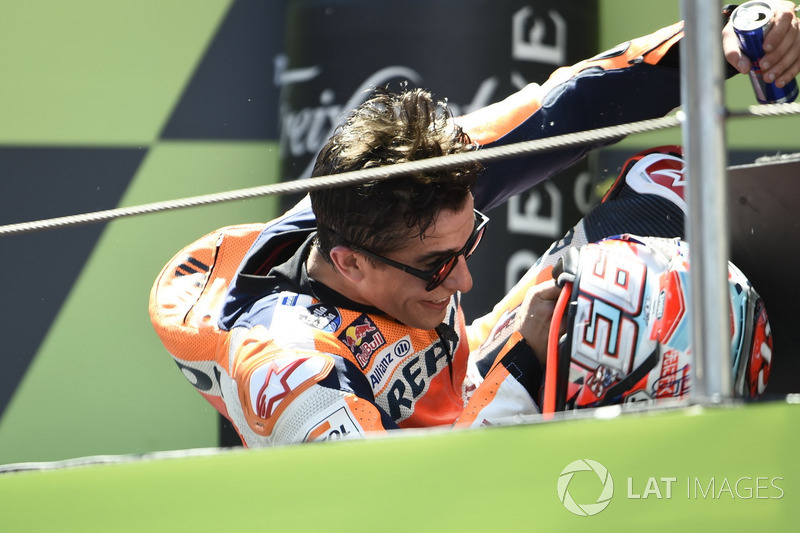 Une dernière chute, volontaire cette fois sur le podium, pour un Márquez plein d'auto-dérision