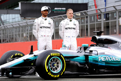 Lewis Hamilton, Mercedes AMG F1 con Valtteri Bottas, Mercedes AMG F1 y el Mercedes AMG F1 W08