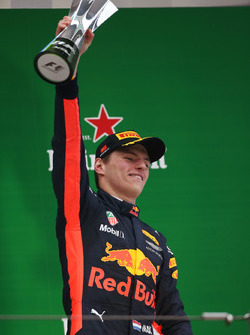 Max Verstappen, Red Bull Racing, fête sa troisième place avec le trophée sur le podium