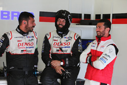 José María López TOYOTA GAZOO Racing con miembros del equipo