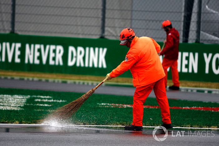 Oficiales sacan agua de la pista