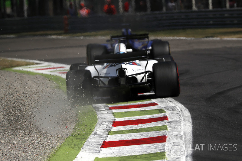 Felipe Massa, Williams FW40 runs wide into the gravel