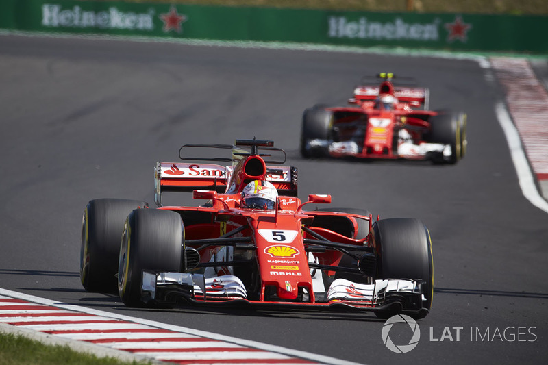 Départ : Sebastian Vettel, Ferrari SF70H, Kimi Raikkonen, Ferrari SF70H, mènent