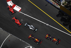 Старт гонки: Кими Райкконен и Себастьян Феттель, Ferrari SF70H, Валттери Боттас, Mercedes AMG F1 W08
