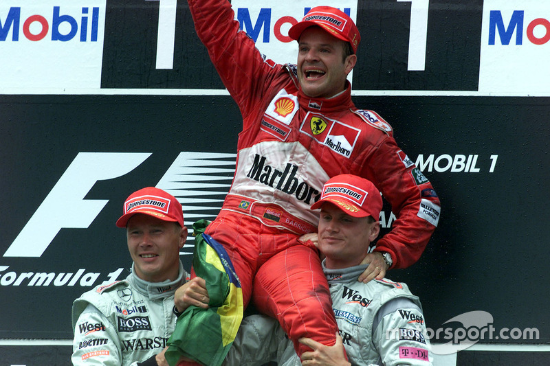 Podio: il vincitore della gara Rubens Barrichello, Ferrari, il secondo classificato Mika Hakkinen, M