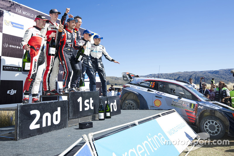 I vincitori Thierry Neuville, Nicolas Gilsoul, Hyundai Motorsport, al secondo posto Elfyn Evans, Dan