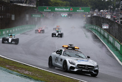Lewis Hamilton, Mercedes AMG F1 W07 Hybrid mène derrière la voiture de sécurité