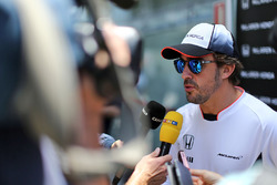 Fernando Alonso, McLaren con los medios