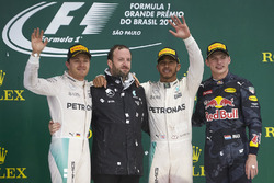 Podium: Nico Rosberg, Mercedes AMG F1, tweede; Lewis Hamilton, Mercedes AMG F1, winnaar; Max Verstap