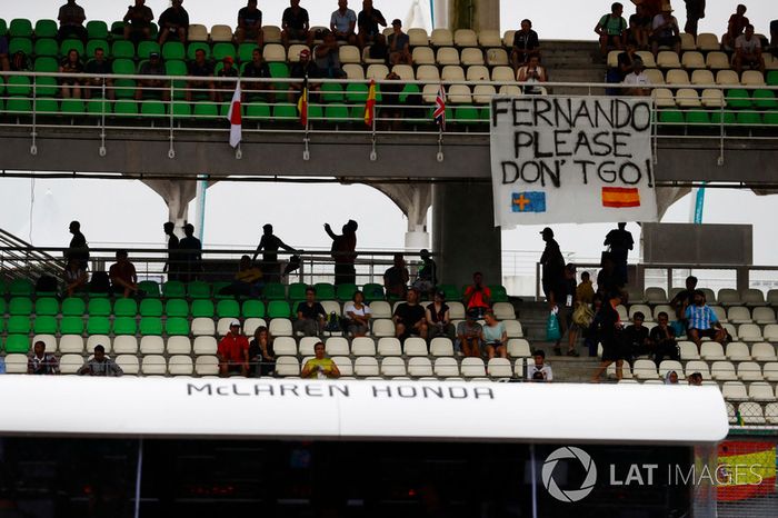 Los seguidores de Fernando Alonso piden al asturiano que no se vaya con una pancarta en tribuna