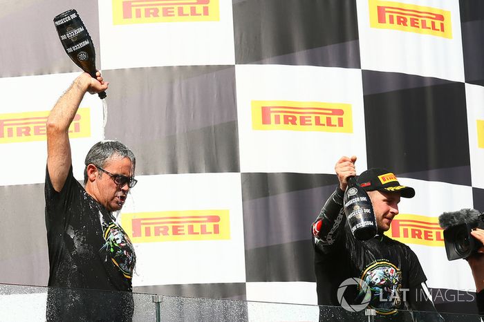 Pere Riba, ganador de la carrera y campeón de 2017 Jonathan Rea, Kawasaki Racing